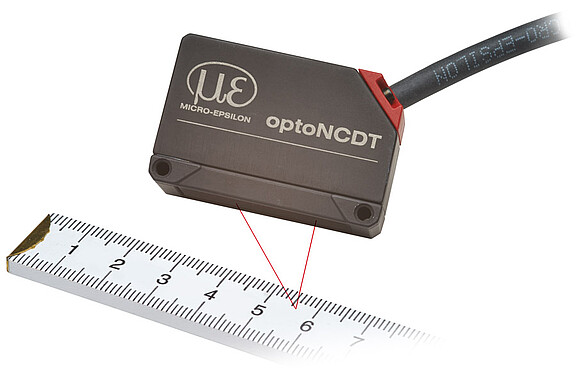 Lasersensor optoNCDT 1420 Größenvergleich mit Meterstab