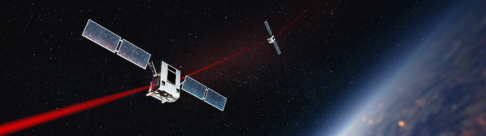 Systèmes d'inclinaison de miroirs pour satellites
