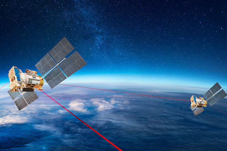 Systèmes d'inclinaison de miroirs pour satellites